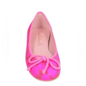Flat shoes in color fuchsia.